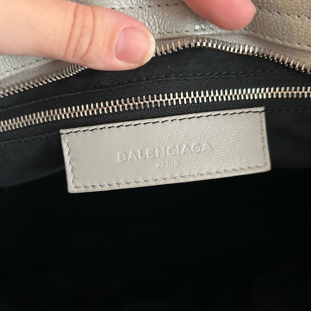 Authentic Balenciaga chèvre Metallic Edge City Bag in gris - Picture 12 of 16
